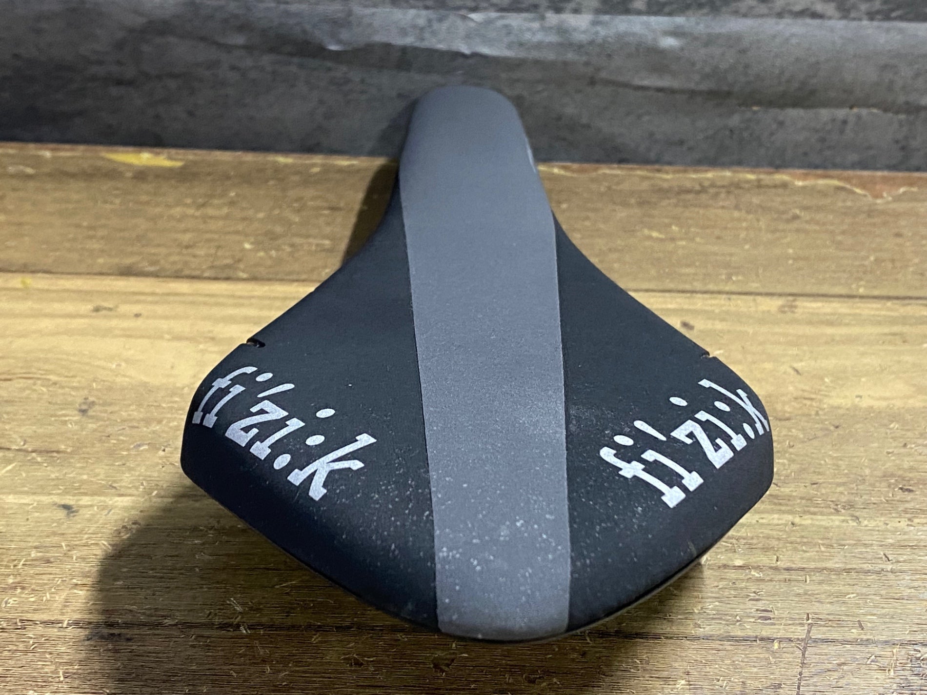 KN961 フィジーク fizik アリオネ ARIONE R3 REGULAR サドル 黒 kium