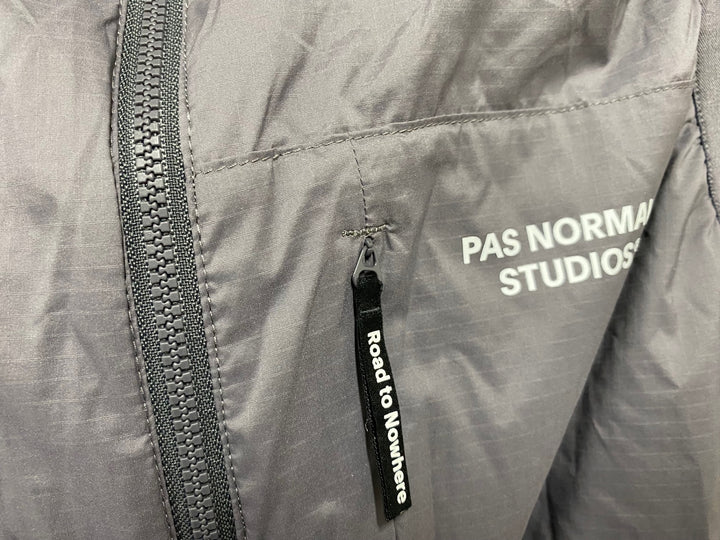 KA512 パスノーマルスタジオ PAS NORMAL STUDIOS ESSENTIAL INSULATED GILET ジレ サイクルベスト グレー M