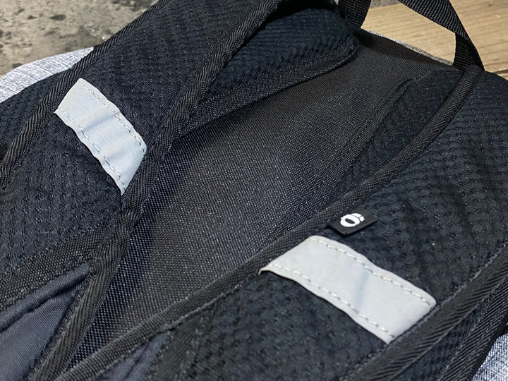 KC187 パールイズミ PEARL iZUMi リュック バックパック グレー 黒