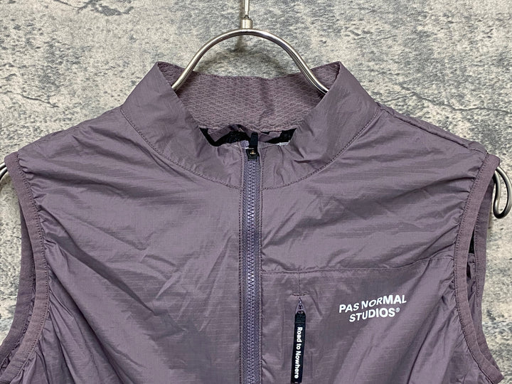 KA514 パスノーマルスタジオ PAS NORMAL STUDIOS ESSENTIAL INSULATED GILET ジレ サイクルベスト パープル M
