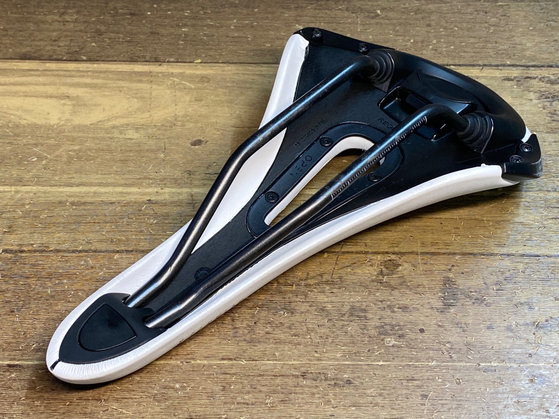 fizik Aliante R3 openサドル ホワイト　レギュラーサイズ fi'zi:k(フィジーク)ALIANTE R3 OPEN K:IUM FOR ブル ホワイト