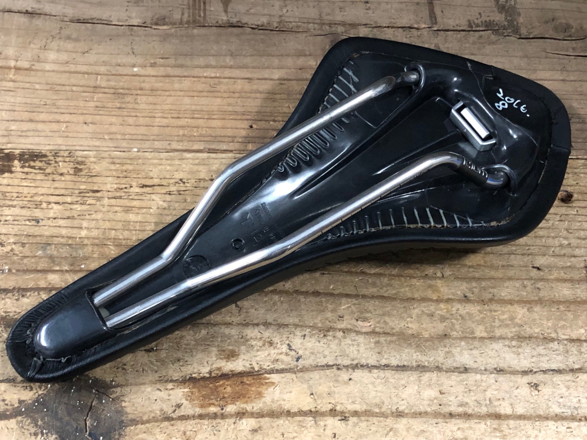 KM546 フィジーク fizik ARIONE R3 サドル 黒 kiumレール ※マーカー痕