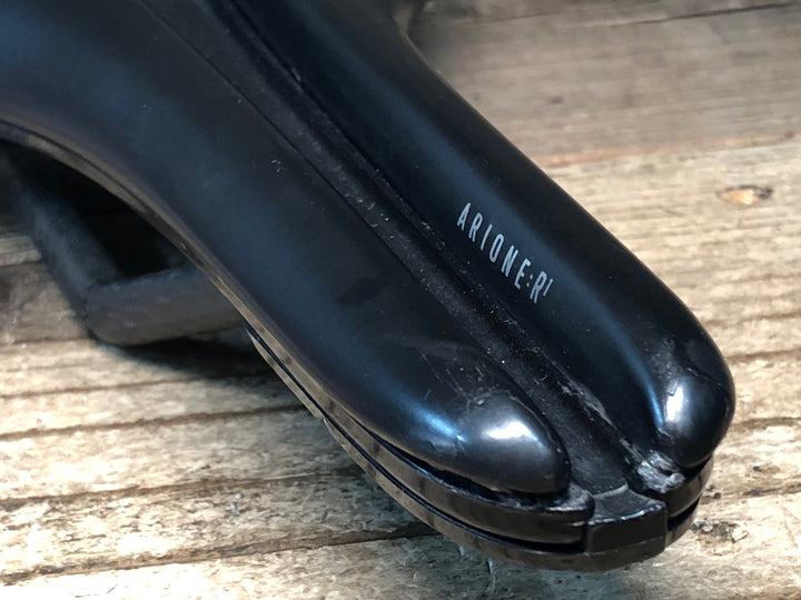 JN282 フィジーク fizik アリオネ ARIONE R1 VERSUS EVO CARBON サドル カーボンレール 130mm ※先端部剥がれのためジャンク