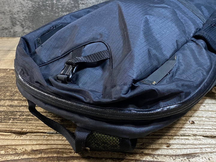 KD467 スペシャライズド SPECIALIZED BASE MILES FTHRWGT BACKPACK バックパック 黒 ※スレ,一部剥がれ