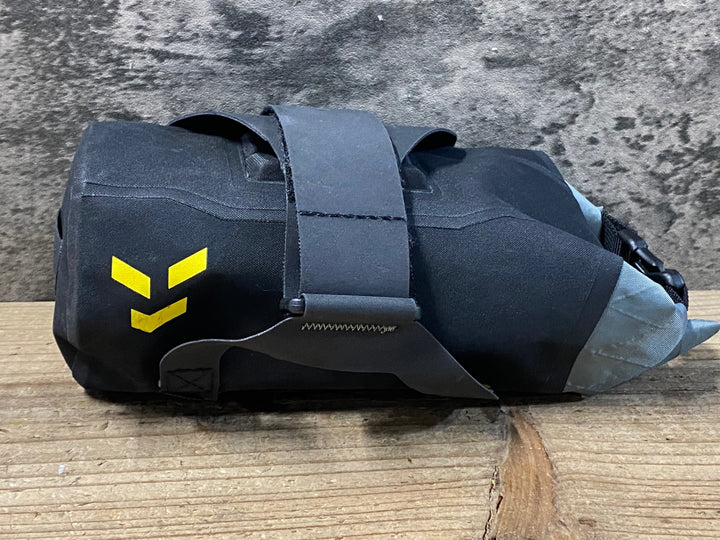 KA992 アピデュラ APIDURA ダウンチューブバッグ 1.8L 黒