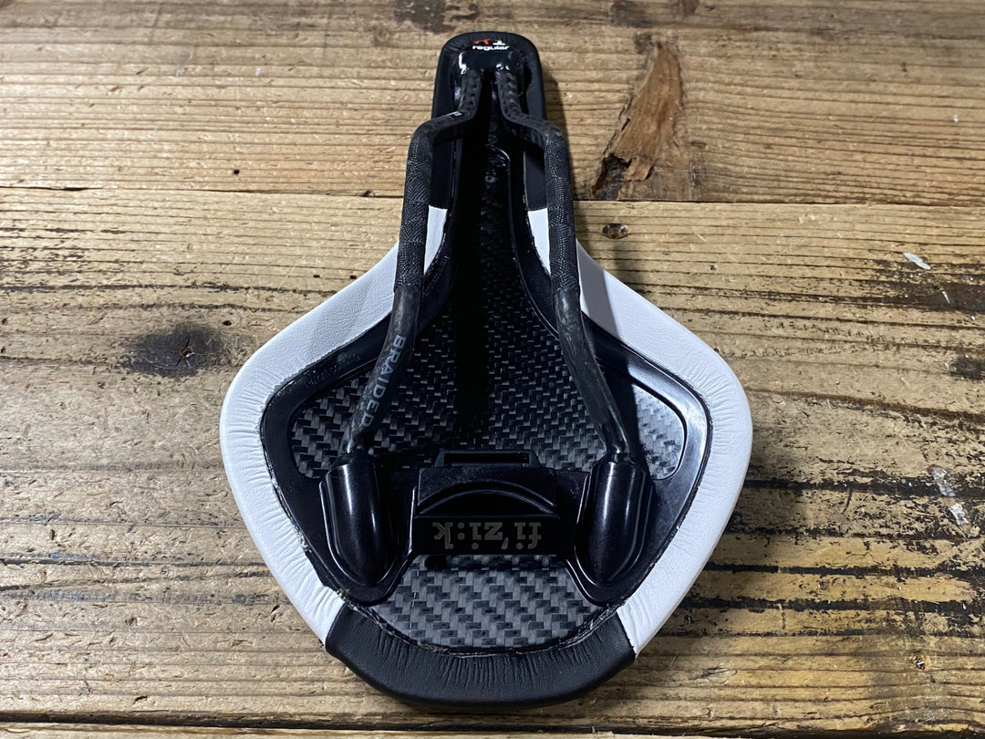 KJ061 フィジーク fizik ANTARES TEAM EDITION 2017 サドル 白黒 Regular CARBONレール MUD GUARD 付属