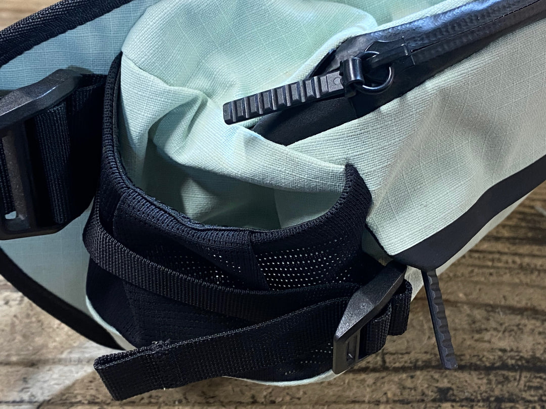 JW718 ラファ Rapha TRAIL HIP PACK ウエストポーチ 白 黒