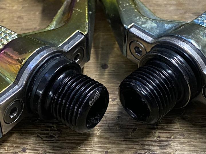 KQ537 クランクブラザーズ CRANKBROTHERS STAMP 7 フラットペダル ※右ペダルの回転に抵抗あり