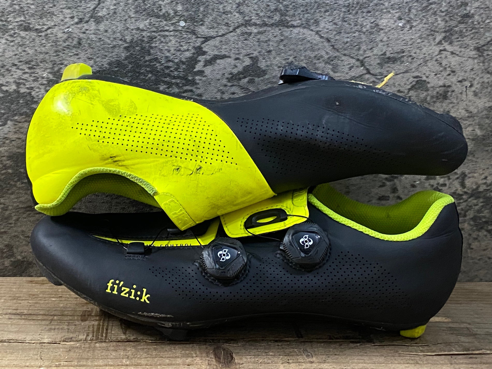 KG701 フィジーク fizik ARIA R3 ビンディングシューズ 黒黄 EU44.5