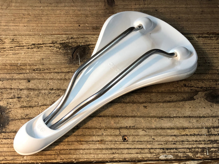 JW370 ファブリック fabric SCOOP ELITE RADIUS サドル 白 ※汚れ