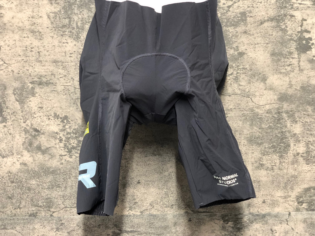 KK152 パスノーマルスタジオ PAS NORMAL STUDIOS Solitude Logo bib ビブショーツ グレー S