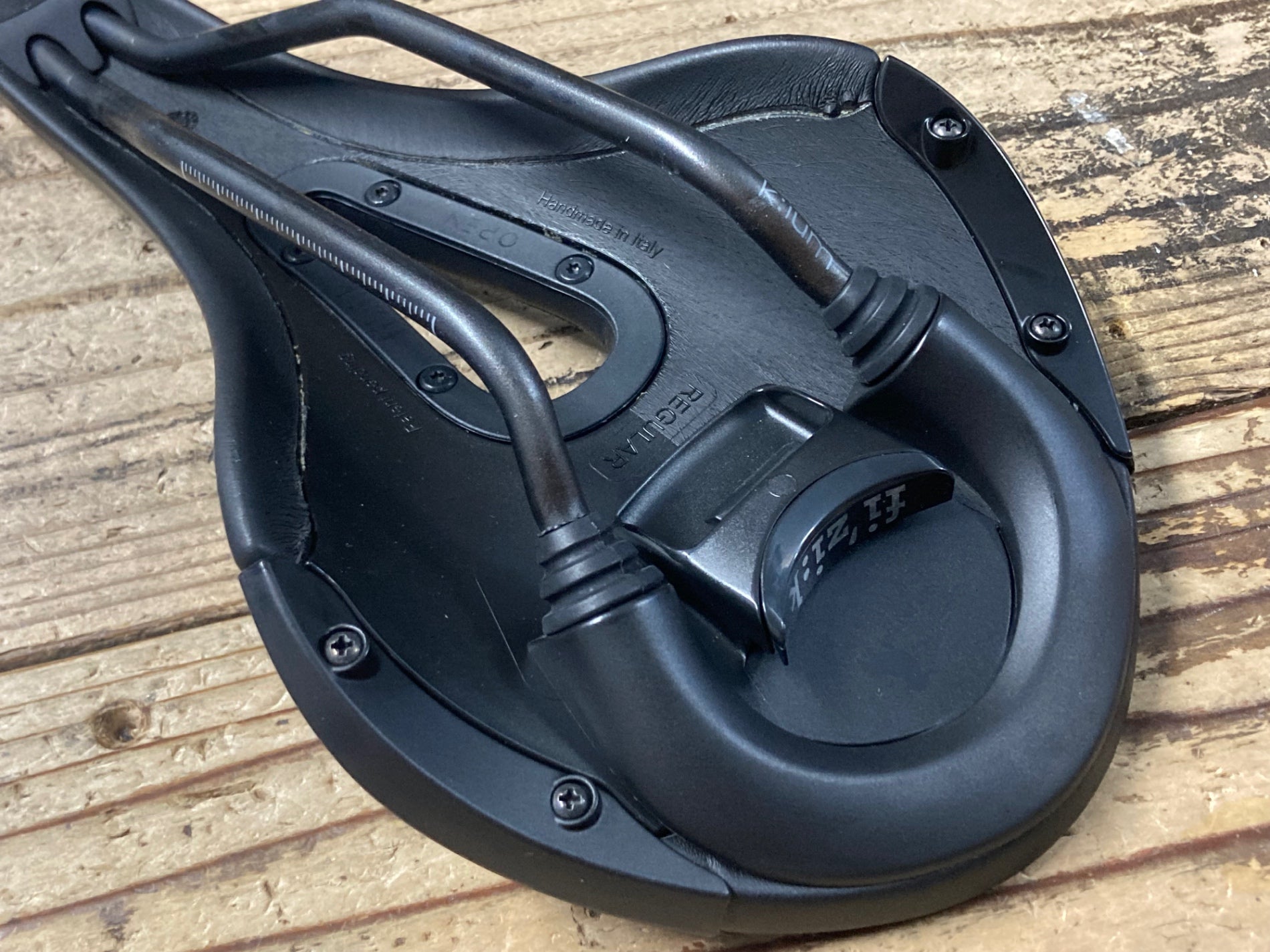 KK392 フィジーク fizik アリアンテ ALIANTE R3 OPEN サドル REGULAR