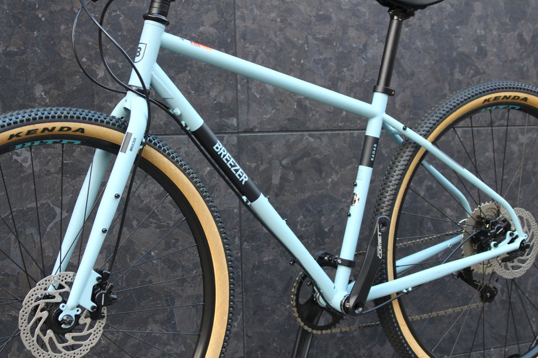 未走行品！ブリーザー BREEZER ラダー カフェ RADAR CAFE 2025 XS シマノ デオーレ 1×10S 油圧DISC クロモリ クロスバイク 【福岡店】