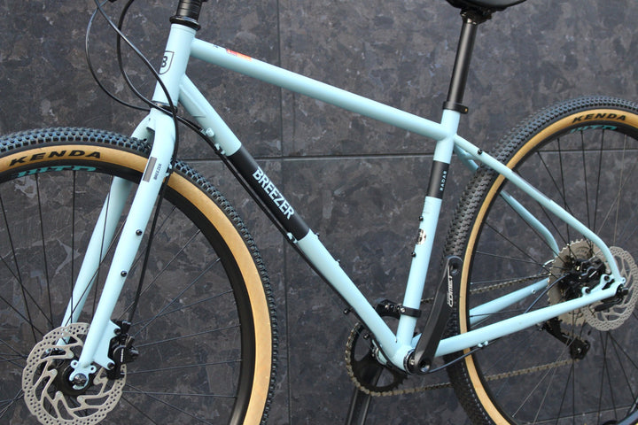 未走行品！ブリーザー BREEZER ラダー カフェ RADAR CAFE 2025 XS シマノ デオーレ 1×10S 油圧DISC クロモリ クロスバイク 【福岡店】