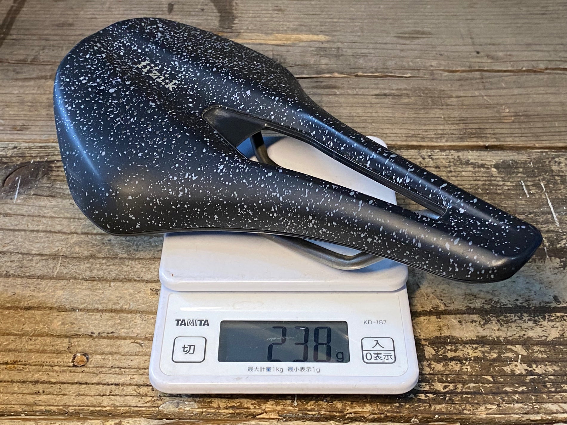 JX288 フィジーク fizik TEMPO ARGO R3 サドル 黒 150mm kiumレール