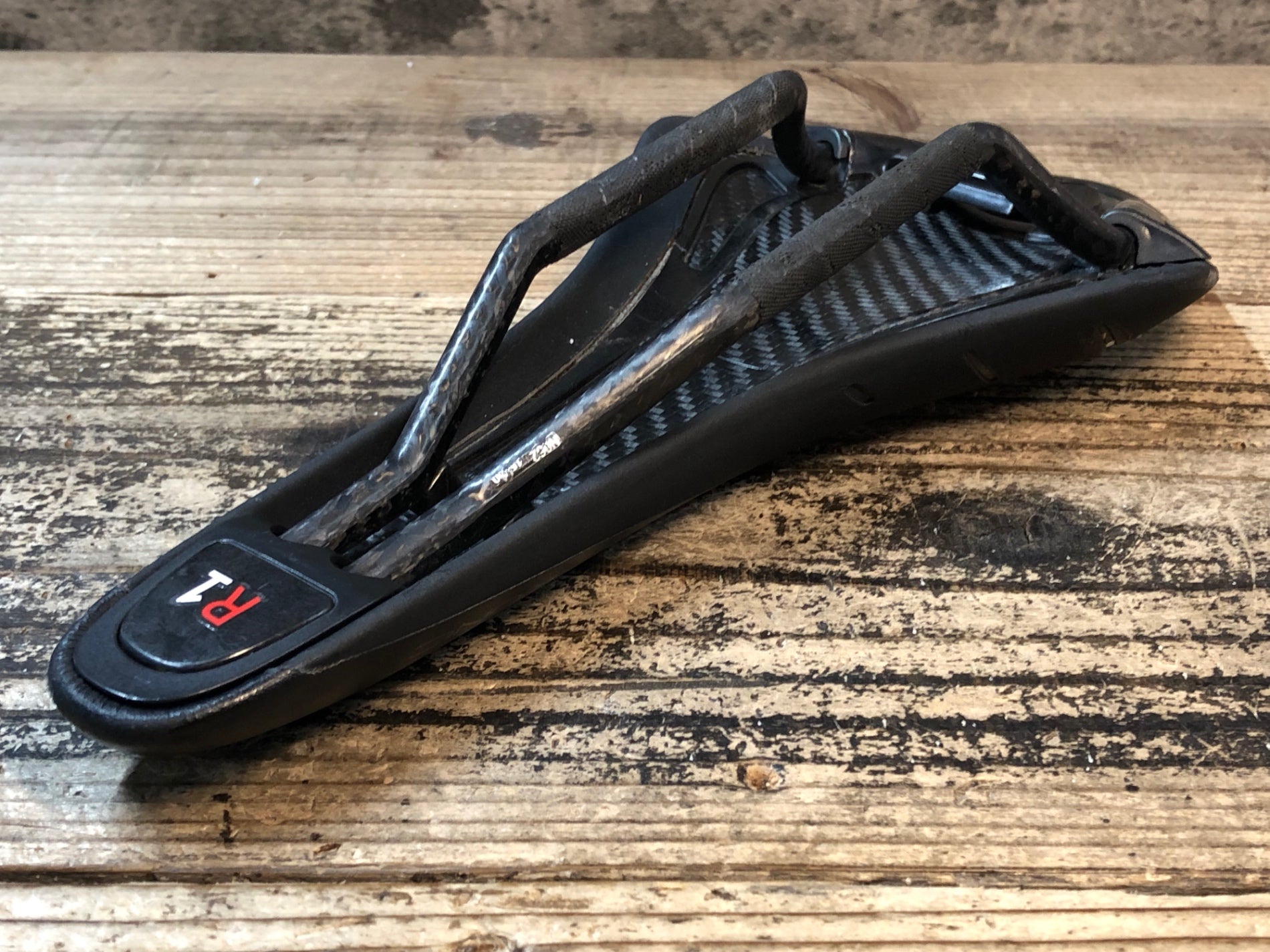 JM953 フィジーク fizik アリオネ ARIONE R1 サドル カーボンレール