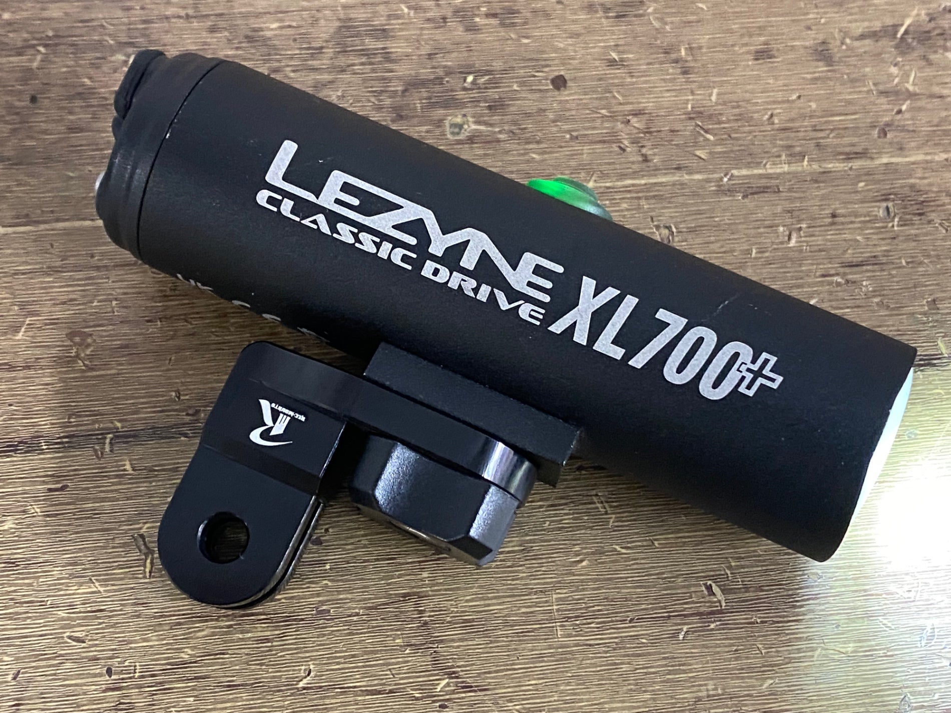 らいと JX901 レザイン LEZYNE CLASSIC DRIVE 700 XL フロントライト 黒 点灯
