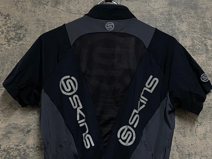 JS649 スキンズ SKINS 半袖 サイクルジャージ 黒 グレー M