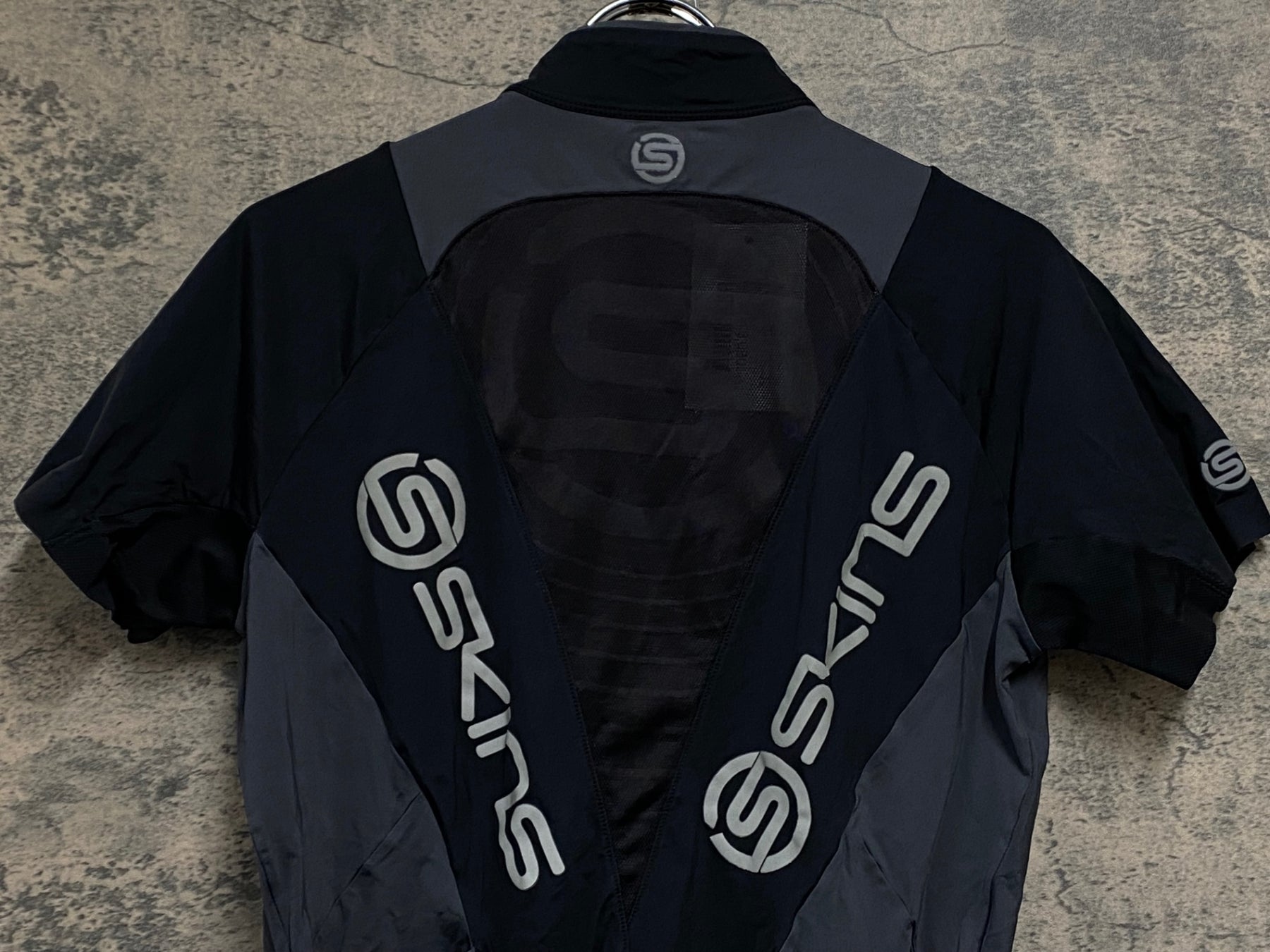 SKINS サイクルウェア Ｌサイズ JS649 スキンズ SKINS 半袖 サイクルジャージ 黒 グレー M – BICI