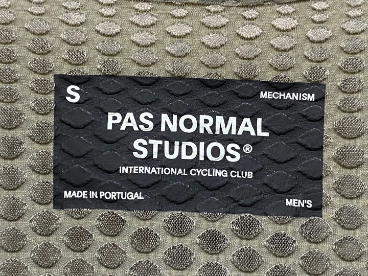 JP157 パスノーマルスタジオ PAS NORMAL STUDIOS メカニズム MECHANISM PRO ZIPLESS JERSEY 半袖 サイクルジャージ グレージュ S