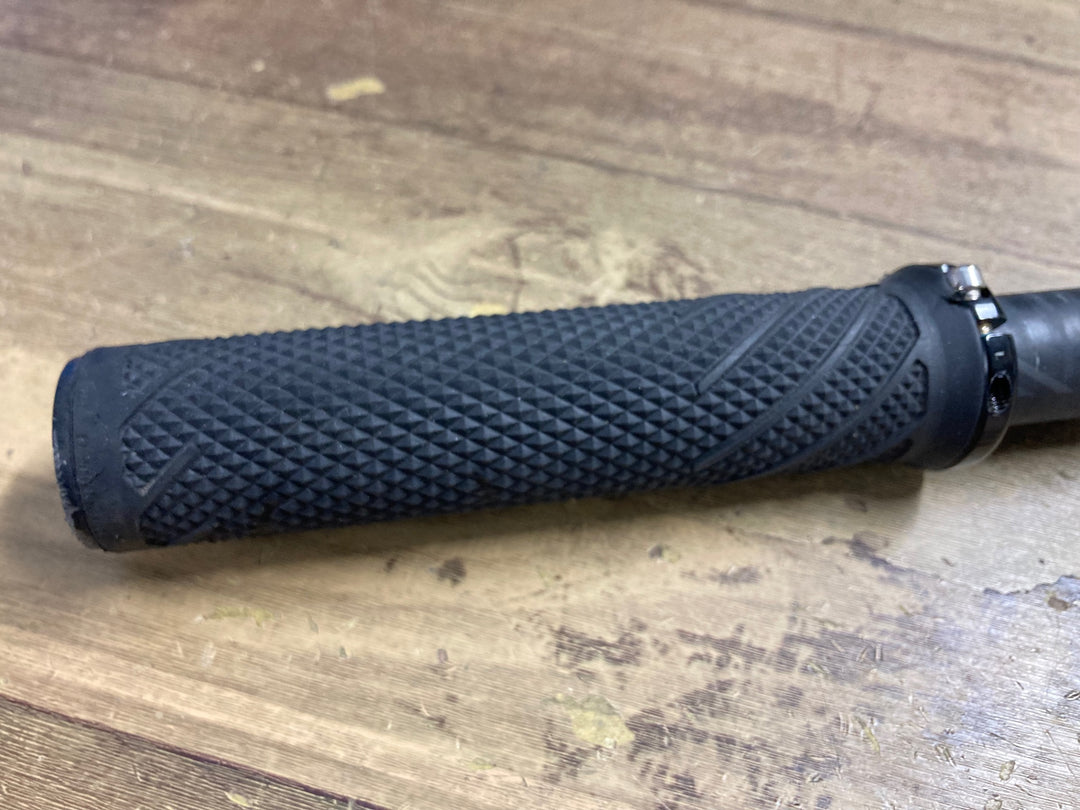 KQ917 スペシャライズド SPECIALIZED S-WORKS カーボン フラットハンドル 590mm Φ31.8 ※LIZARD SKINS MACASKILLグリップ付属