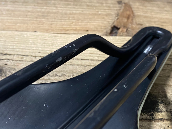 KI607 フィジーク fizik VERSUS EVO ANTARES 00 ADAPTIVE サドル LARGE 146mm カーボンレール 白