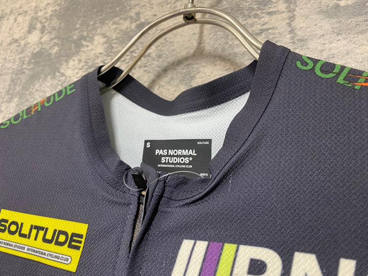 JY488 パスノーマルスタジオ PAS NORMAL STUDIOS Solitude Logo Jersey 半袖 サイクルジャージ グレー S
