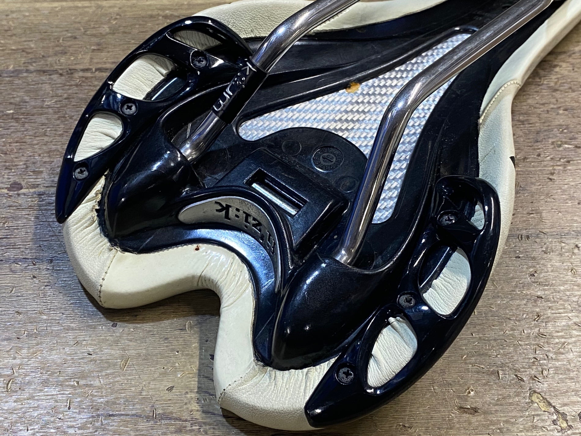 JT772 フィジーク fizik アリアンテ ALiANTE サドル 白 kium レール
