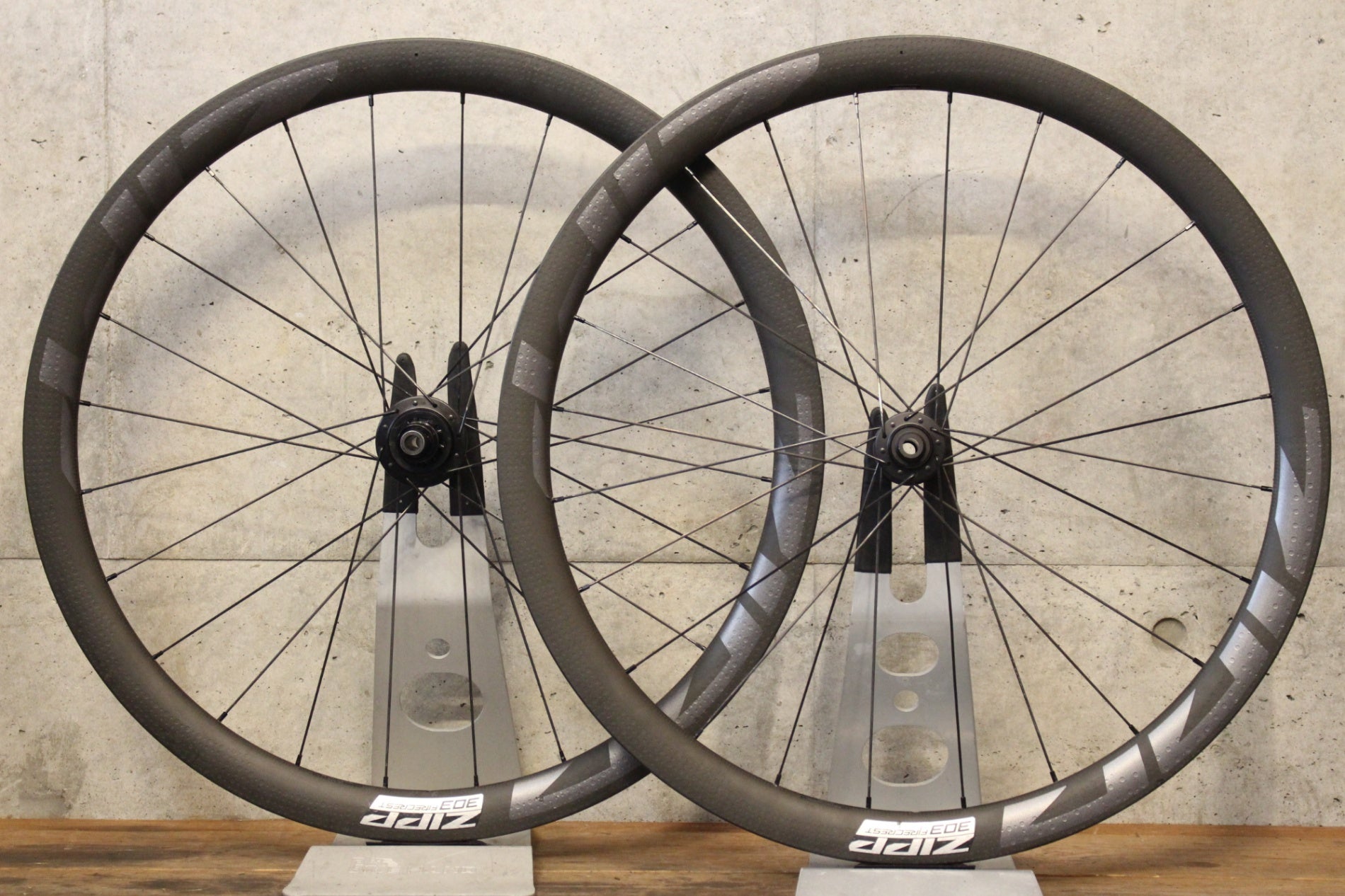 ジップ ZIPP 303 FIRECREST DISC カーボン チューブレスレディ