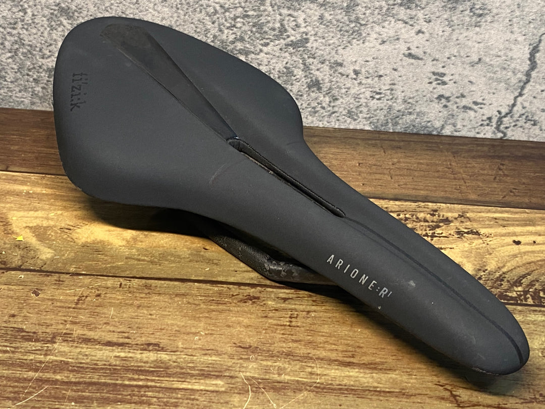 JH671 フィジーク fizik アリオネ ARIONE R1 OPEN サドル LARGE カーボンレール ※マジックペン跡あり