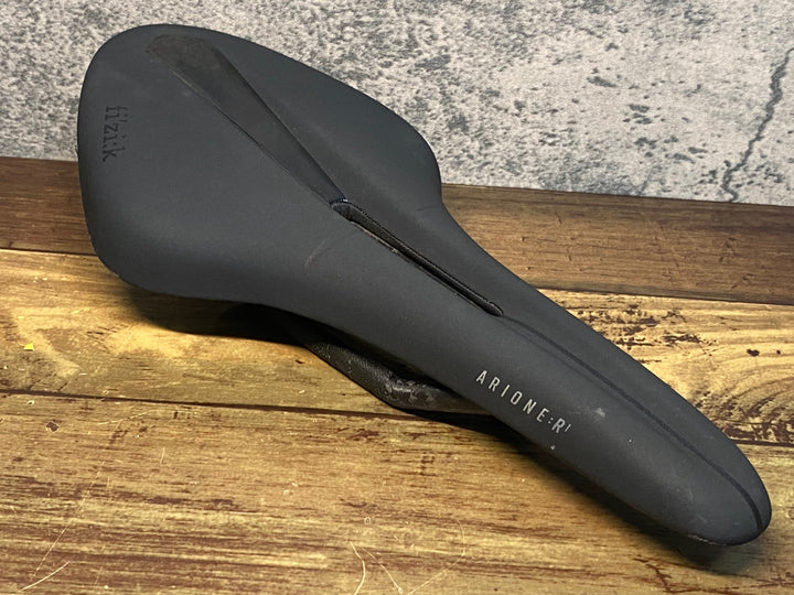 JH671 フィジーク fizik アリオネ ARIONE R1 OPEN サドル LARGE カーボンレール ※マジックペン跡あり