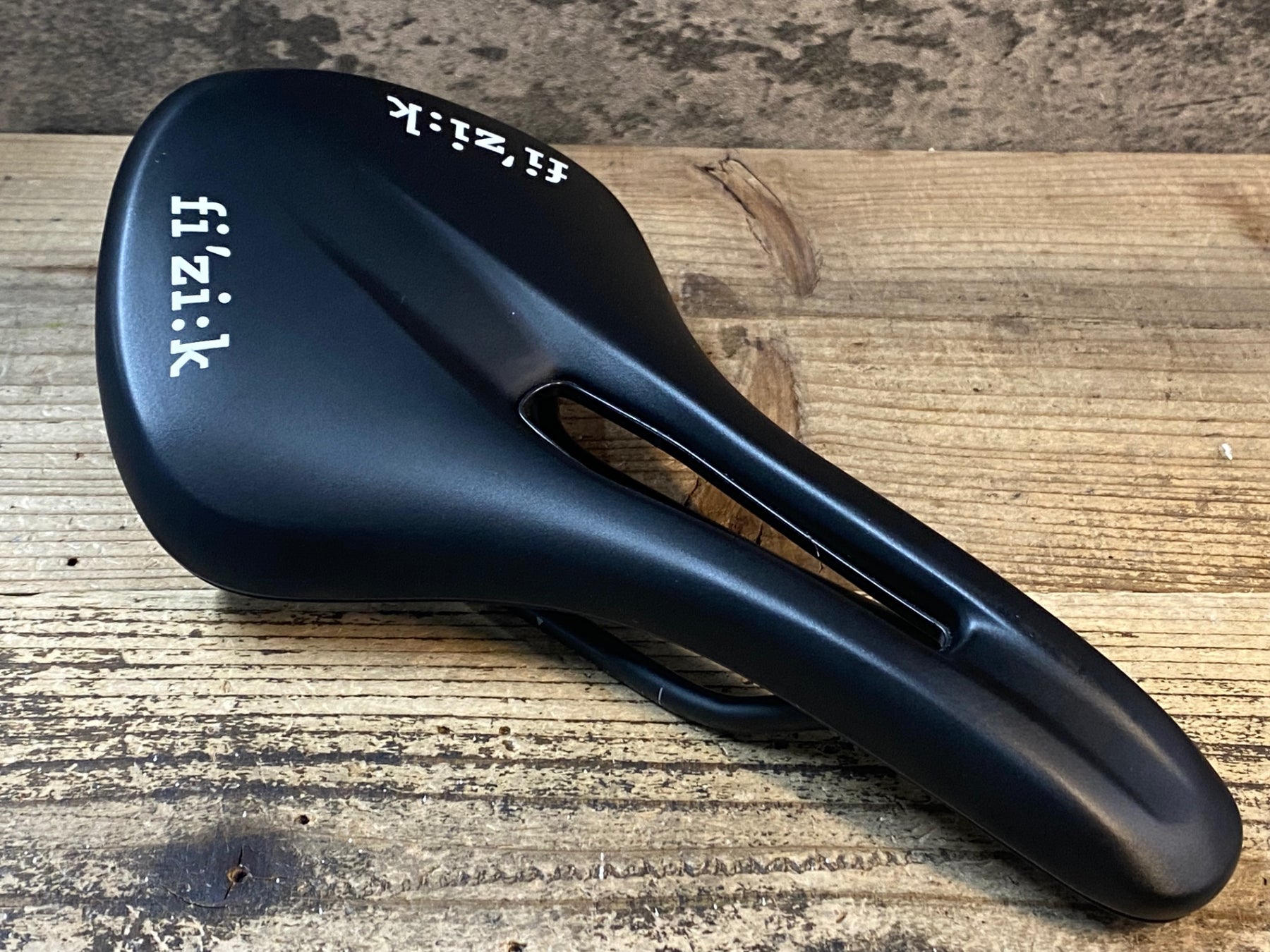 JP061 フィジーク fizik アリアンテ ALIANTE TEMPO サドル 143mm