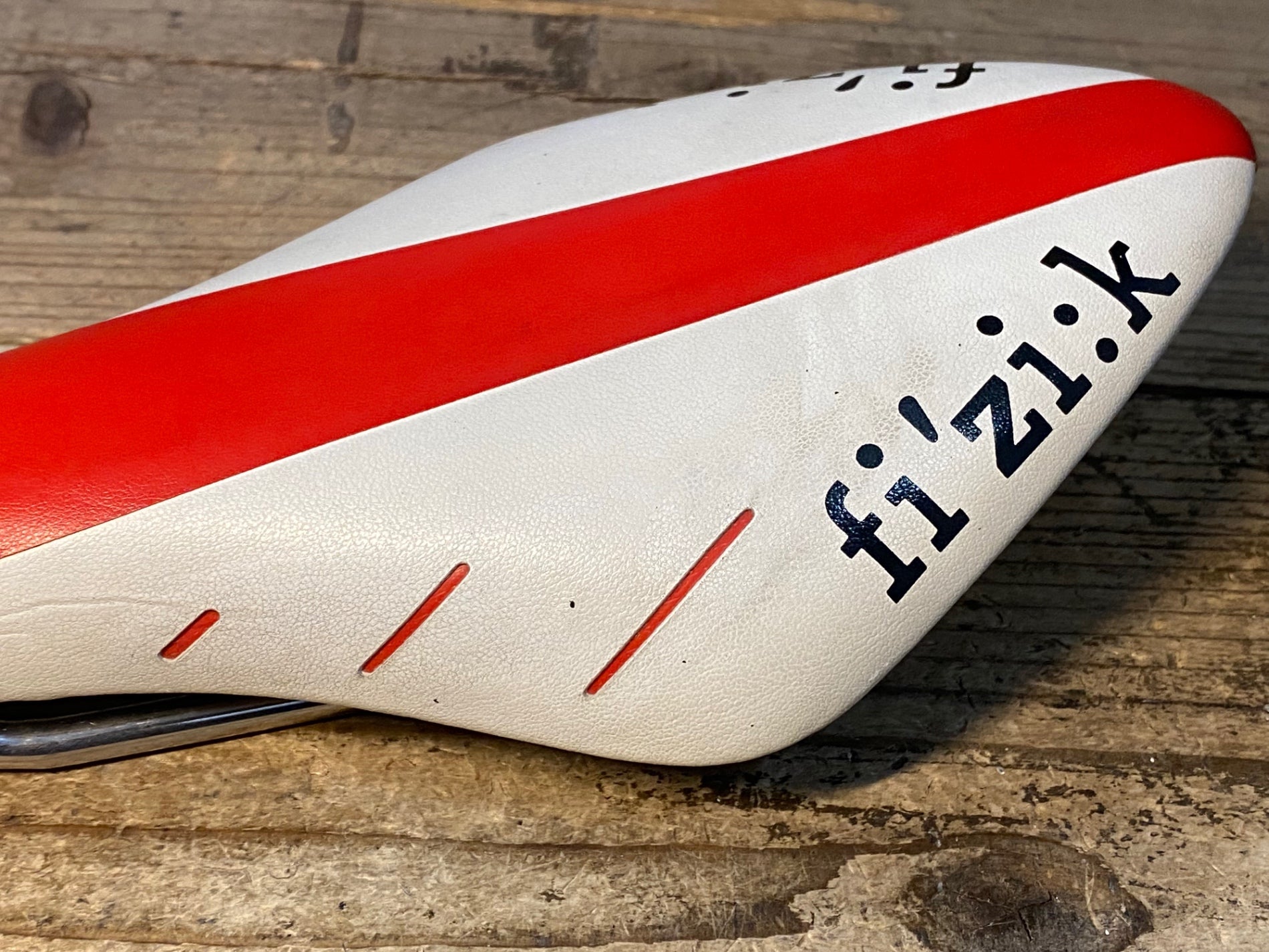 JQ288 フィジーク fizik アリオネ ARIONE WING FLEX サドル 白 赤