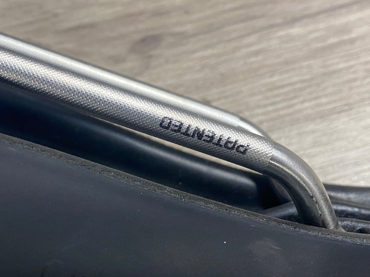 KE949 SELLE SMP HYBRID サドル 黒 140mm aisi 304 tubeレール