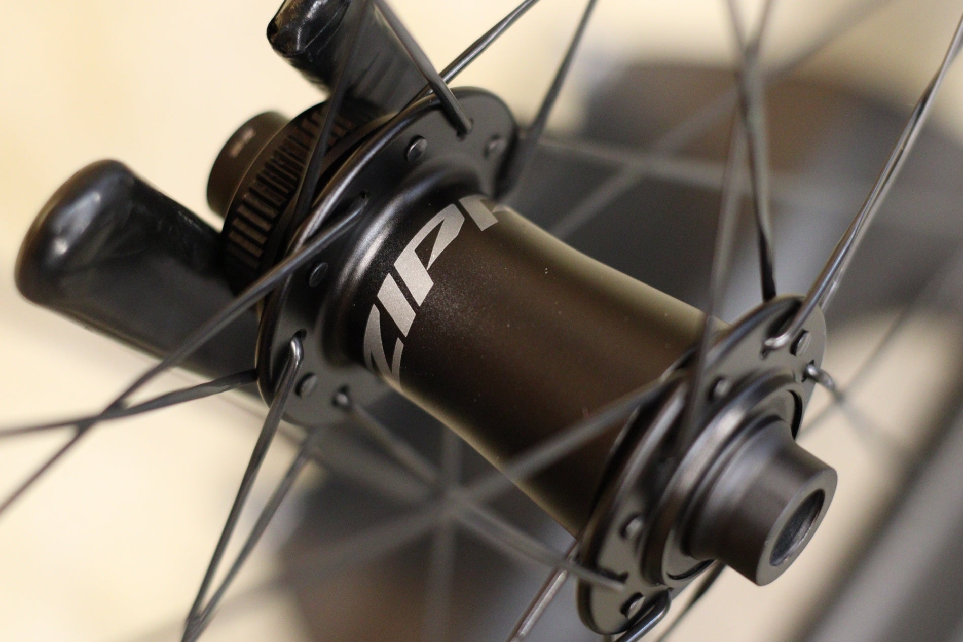 ジップ ZIPP 303 XPLR SW カーボン チューブレスレディ グラベル