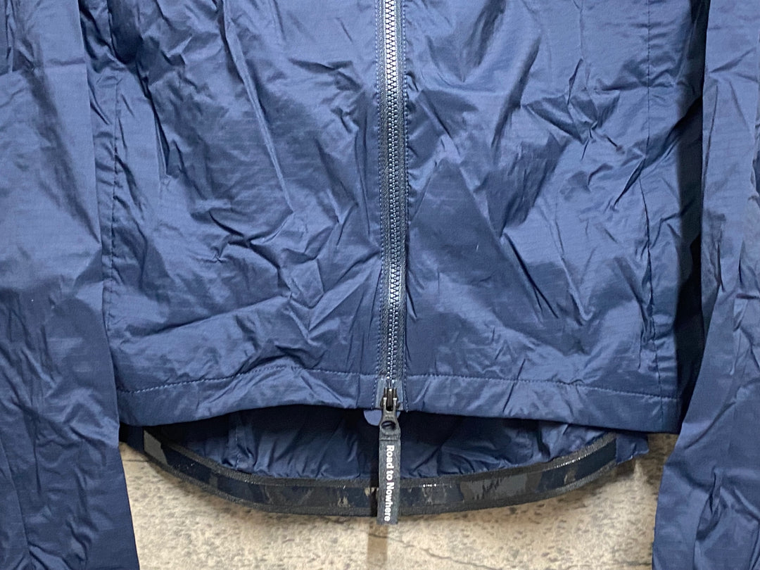 KM708 パスノーマルスタジオ PAS NORMAL STUDIOS ESSENTIAL INSULATED JACKET 長袖 ウィンドブレーカー 紺 S