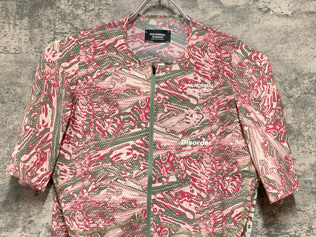 KJ288 パスノーマルスタジオ PAS NORMAL STUDIOS Men's T.K.O. Mechanism Pro Jersey - Disorder 半袖 サイクルジャージ ピンクカモ L