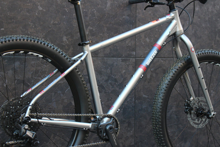 未走行品！ ブリーザー BREEZER トレヴァー TRAVER 2024 モデル 42サイズ シマノ キューズ U6000 10S クロモリ ハードテイル マウンテンバイク MTB 【福岡店】