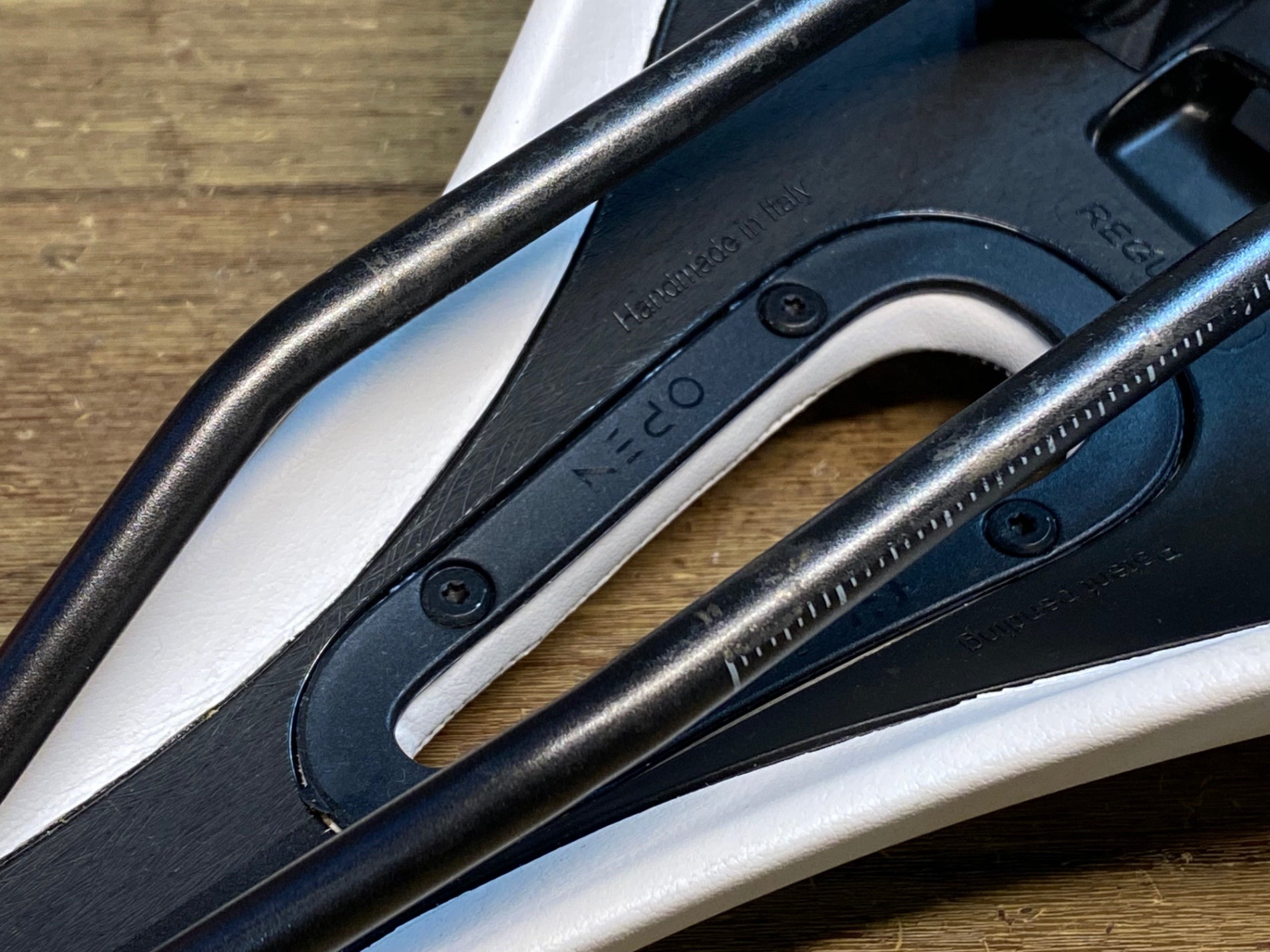 JO415 フィジーク fizik アリアンテ ALIANTE R3 OPEN サドル Kium