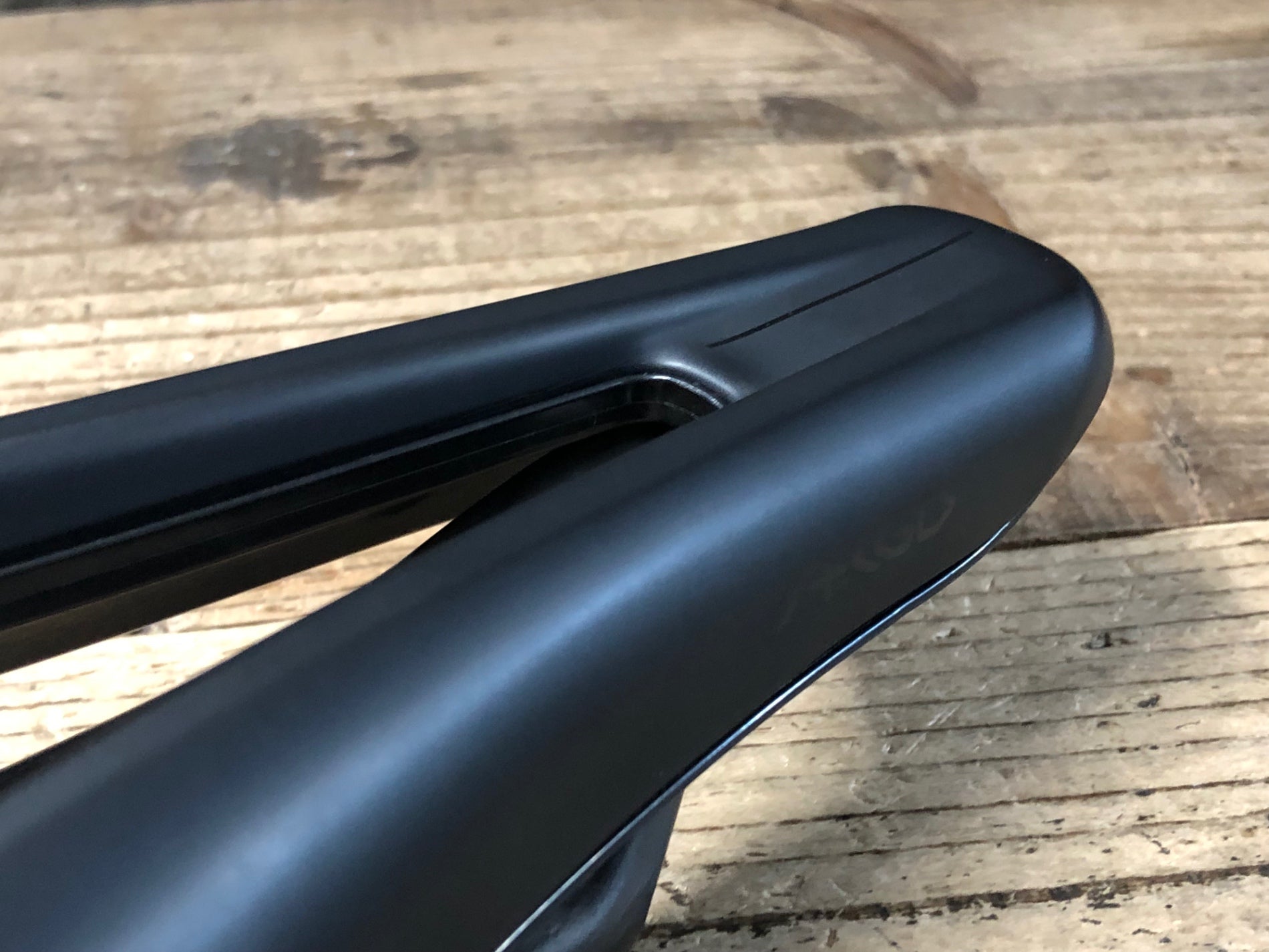 KB145 フィジーク fizik TEMPO ARGO R1 サドル 黒 カーボンレール