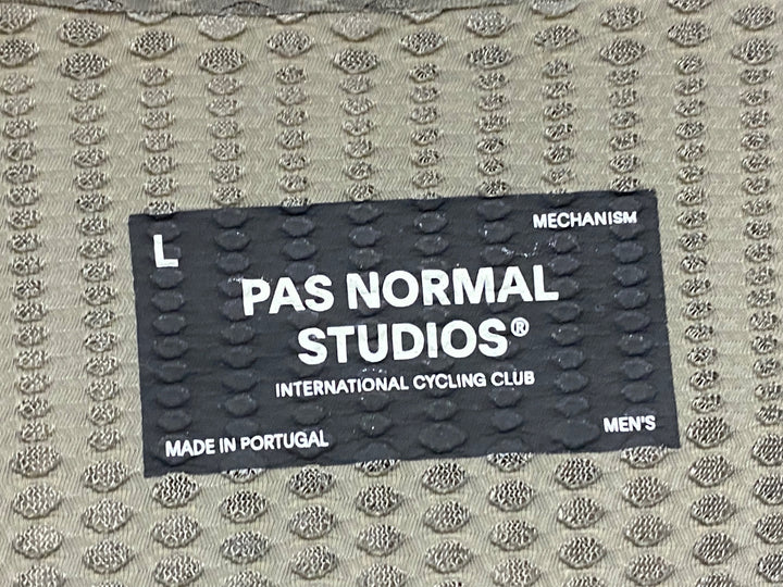 KJ284 パスノーマルスタジオ PAS NORMAL STUDIOS Men's Mechanism Pro Zipless Jersey 半袖 サイクルジャージ カーキ L