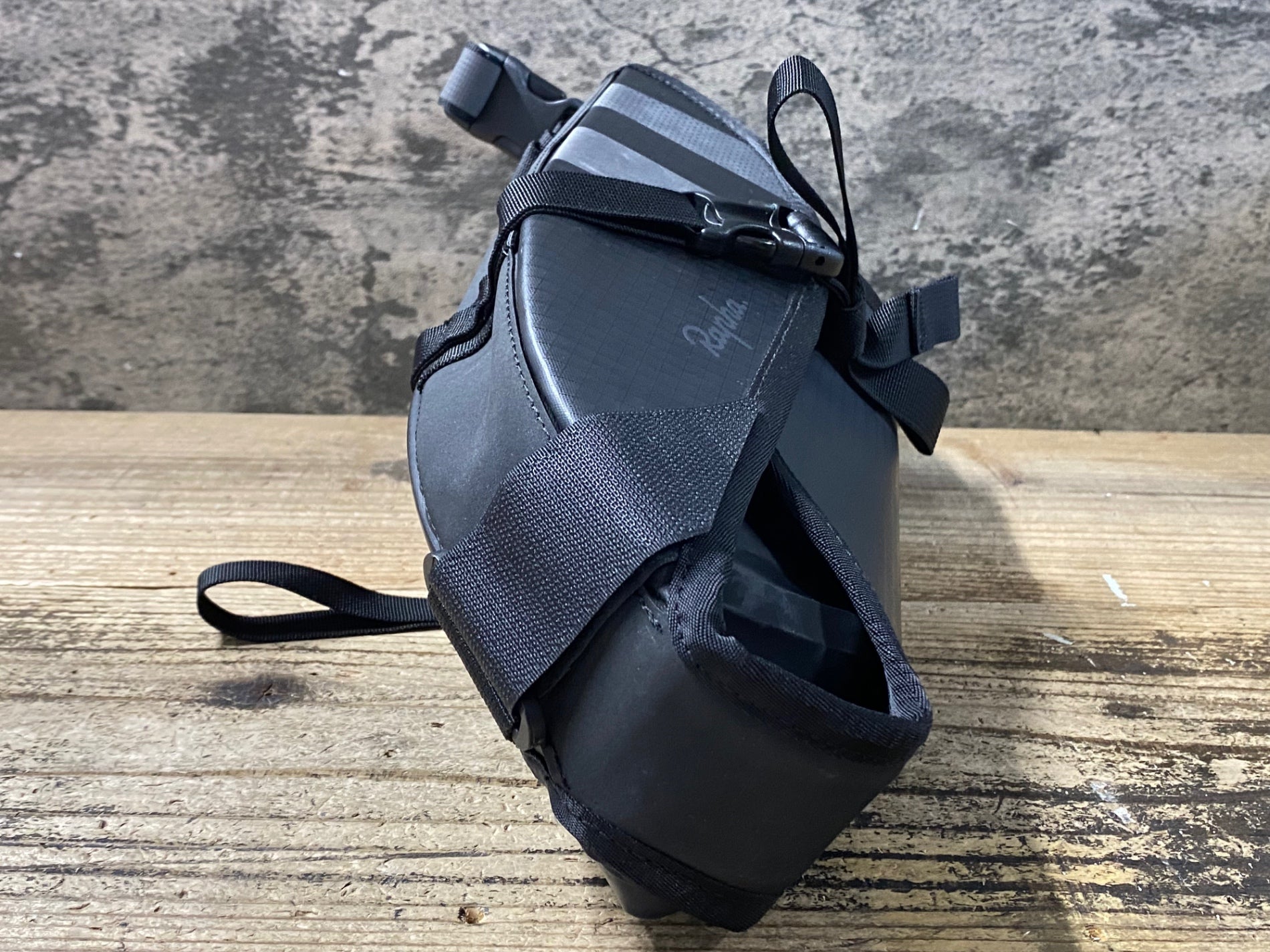 JU129 ラファ Rapha WATERPROOF REAR PACK サドルバッグ 黒 グレー