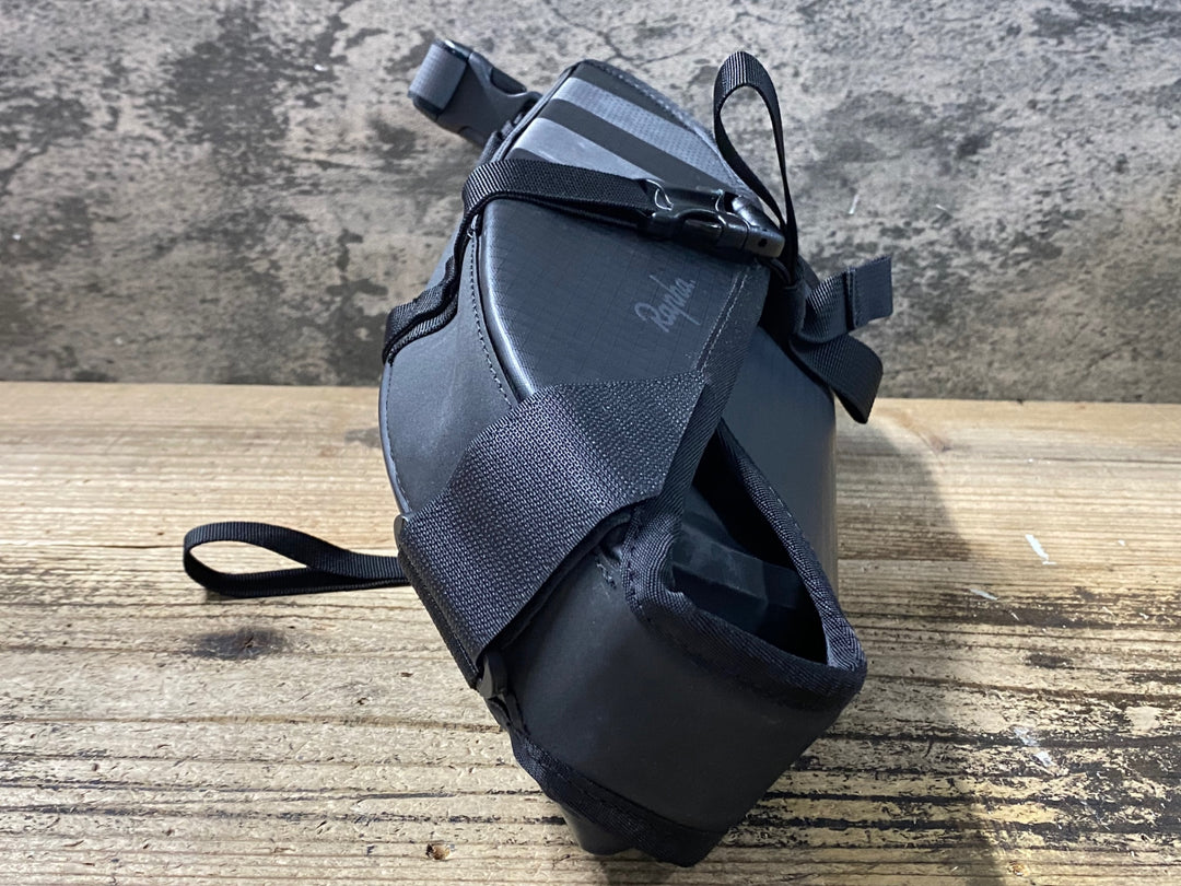 JU129 ラファ Rapha WATERPROOF REAR PACK サドルバッグ 黒 グレー