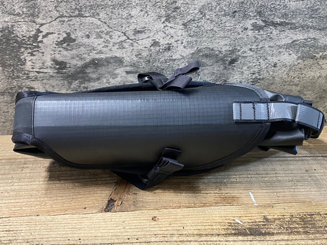 JU129 ラファ Rapha WATERPROOF REAR PACK サドルバッグ 黒 グレー