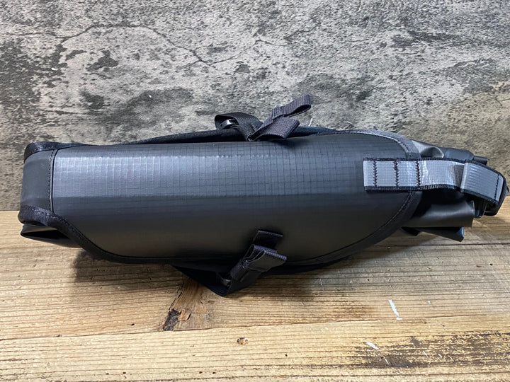 JU129 ラファ Rapha WATERPROOF REAR PACK サドルバッグ 黒 グレー