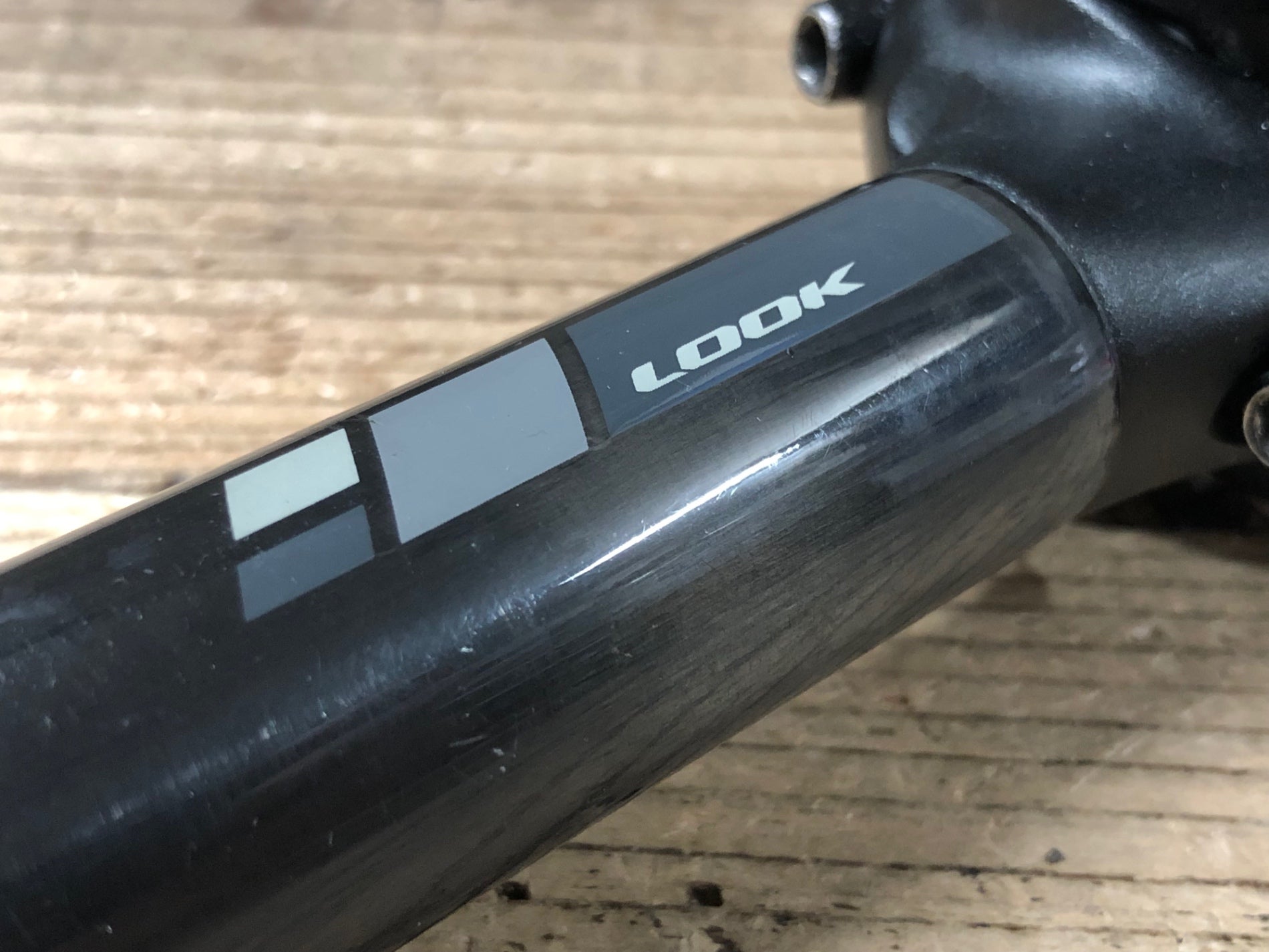 JY419 ルック LOOK カーボンシートポスト Φ27.2 300mm ※固定部凹みの為