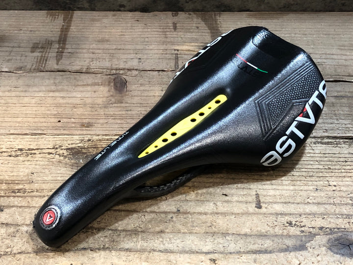 JY385 アスチュート ASTUTE TIME LITE サドル 黒 黄 137mm CARBON NIO