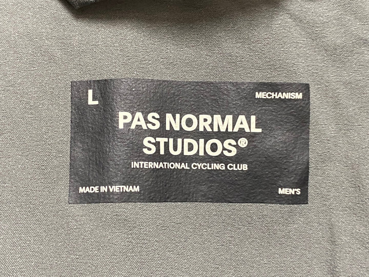 KA552 パスノーマルスタジオ PAS NORMAL STUDIOS MECHANISM STOW AWAY JACKET 長袖 ウインドブレーカー オリーブ L