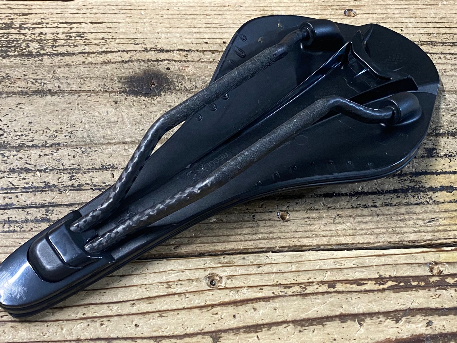 KD586 フィジーク fizik ARIONE R1 VERSUS EVO サドル 黒 カーボン
