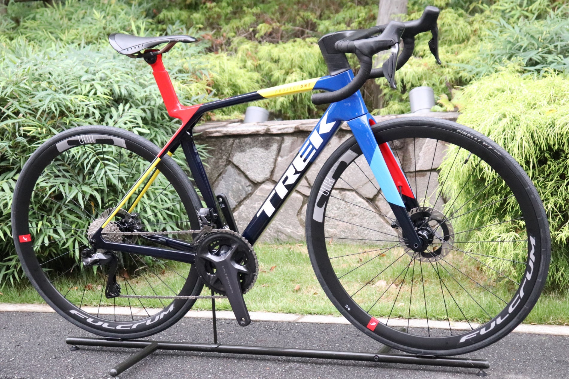 ロードバイク　TREK MADONE トレック　マドン　カーボン トレック TREK マドン MADONE SLR Gen8 P1 2025 Mサイズ シマノ